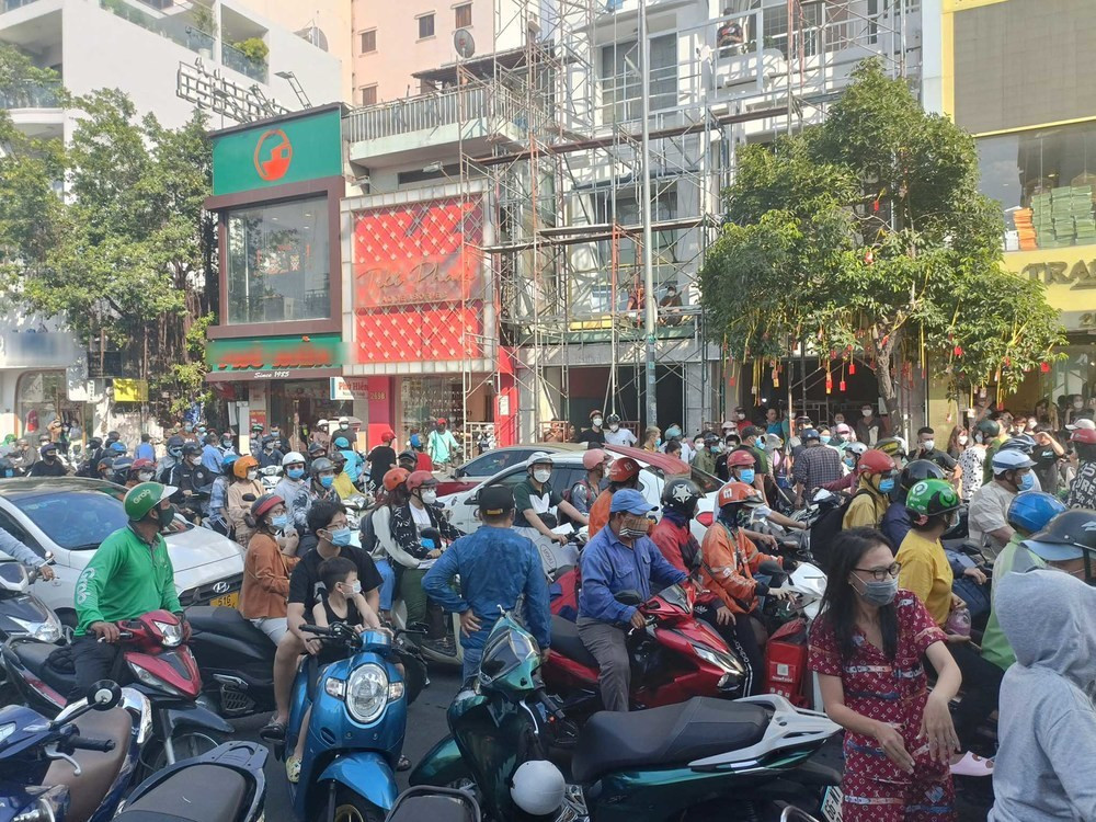 Cụ thể, vì cho rằng Trần My sử dụng sản phẩm bên mình nhưng bán với mức giá rẻ hơn làm giảm độ uy tín mà 2 bên đã xảy ra cự cãi. Để giải quyết mọi chuyện nên bên kia đã đến trực tiếp đến cửa hàng của Trang Nemo để nói chuyện.