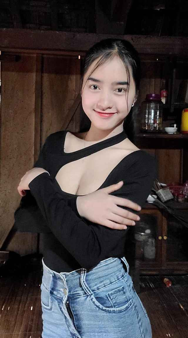 Sau khi nổi tiếng, hot girl sơn cước cũng thay đổi diện mạo, táo bạo theo phong cách "girl phố".