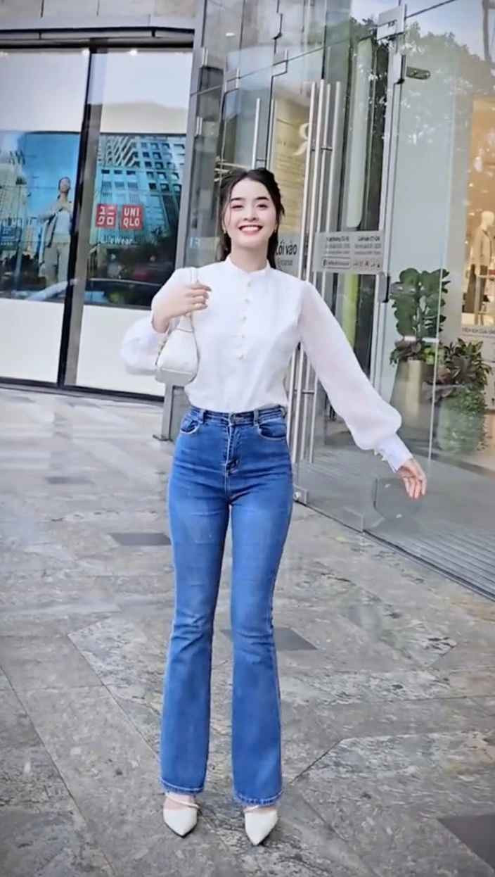 Tuy nhiên, nàng sơn nữ Ba Na cũng nhiều lần bị chỉ trích vì những video phản cảm hay bất chấp quảng cáo sản phẩm "không phù hợp".