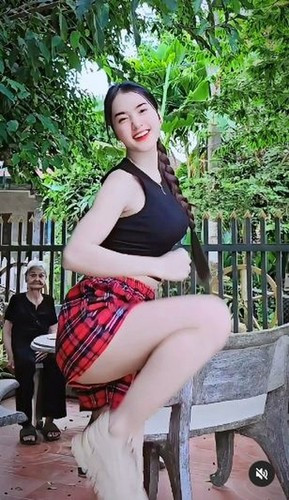 Chẳng những vậy, cô nàng còn ăn mặc trưng diện và trau chuốt hơn trước rất nhiều, vô tình làm mất đi vẻ tự nhiên vốn có.