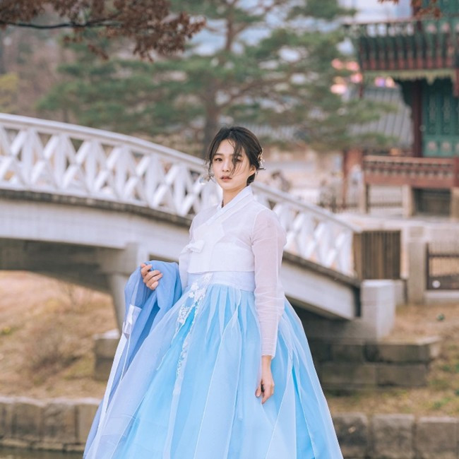 Không ít người bị mê hoặc bởi gương mặt xinh đẹp, vẻ ngoài toát lên sự mong manh, nữ tính của Heo Eun Soo.