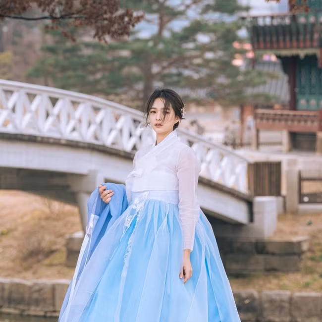 Không ít người bị mê hoặc bởi gương mặt xinh đẹp, vẻ ngoài toát lên sự mong manh, nữ tính của Heo Eun Soo.