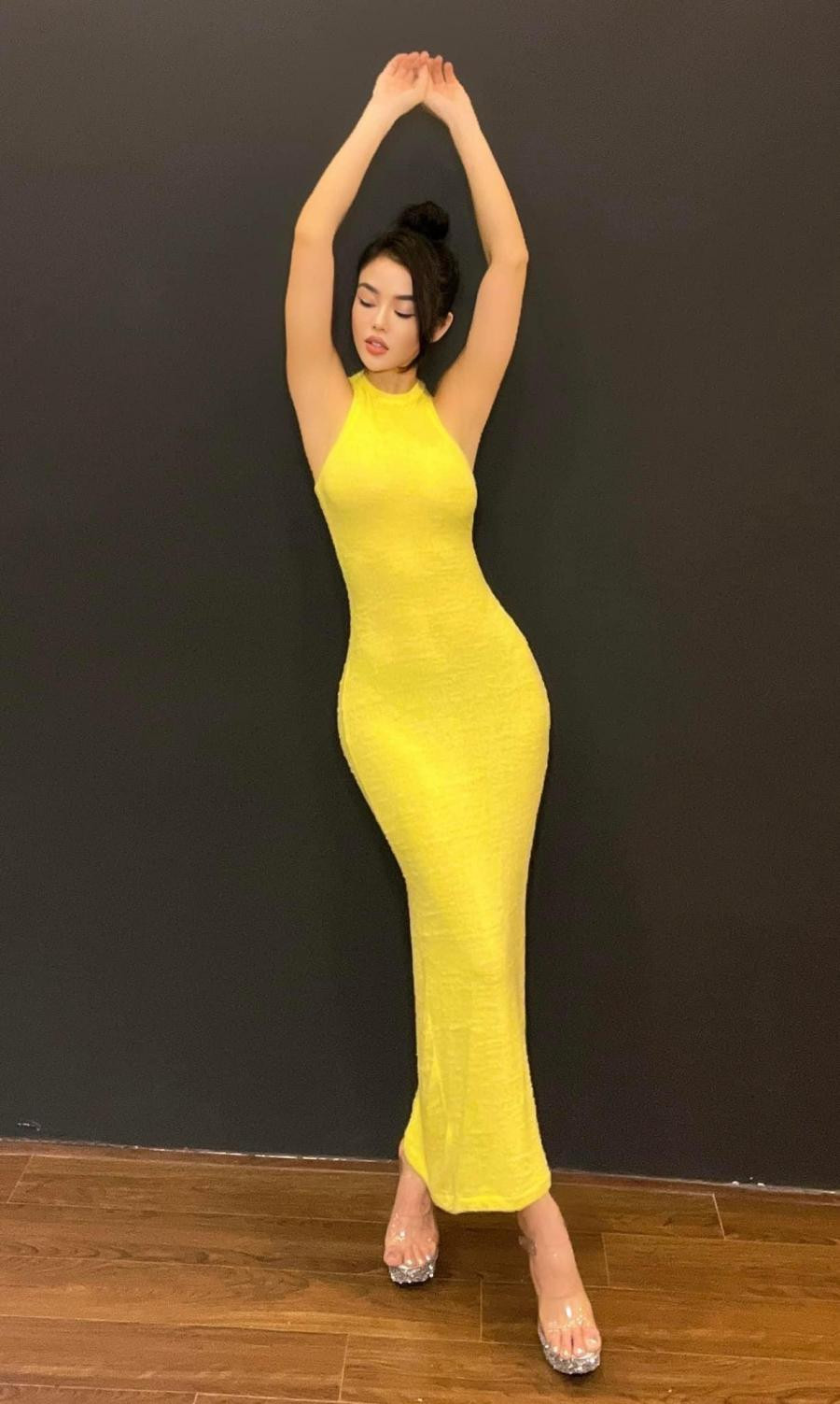 Với Julia Hồ, cô thường xuyên lăng xê những kiểu váy ôm với nhiều độ ngắn/dài khác nhau. Trang phục có chất liệu mỏng/dày khác nhau.