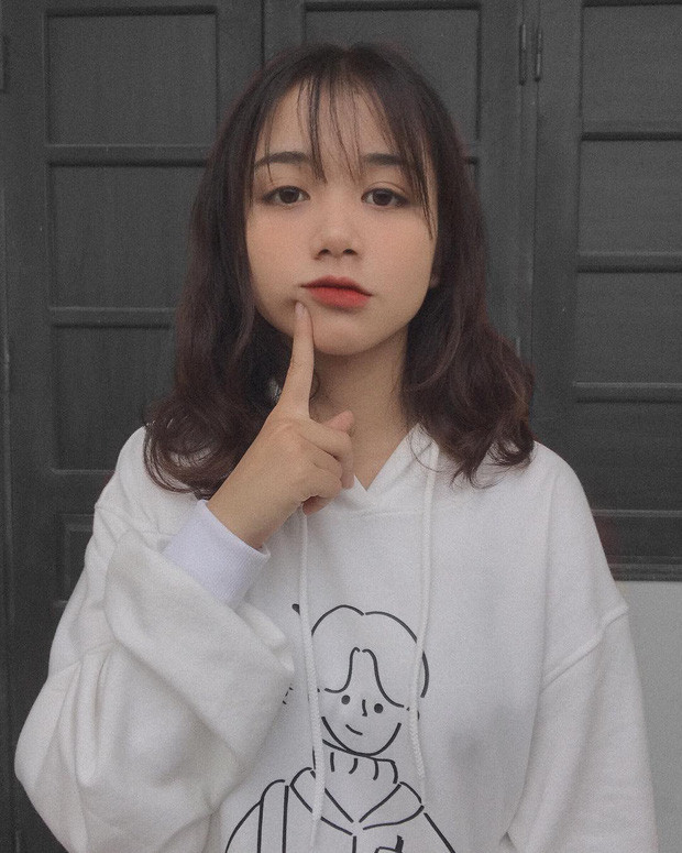 Bên cạnh dòng trạng thái trên, fanpage của Học viện Ngân Hàng còn đăng kèm theo hình ảnh của Diệu Anh vô cùng xinh xắn, bài viết nhận lại được vô số lượt tương tác từ phía người dùng.