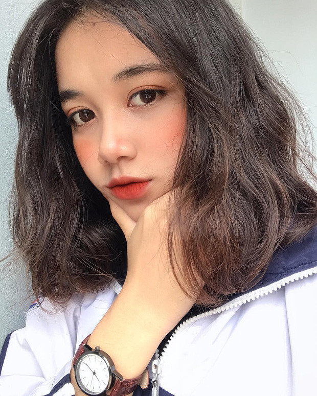 Đoàn Triệu Diệu Anh (sinh năm 2001, quê Nam Định). Hiện là sinh viên ngành Hệ thống thông tin quản lý tại Học viện Ngân hàng. Cô bạn này mới đây gây ấn tượng với những bức ảnh cực xinh được chia sẻ trên fanpage quy tụ nhiều dân mạng thích ngắm gái đẹp với biệt danh “nữ thần đồng phục”.