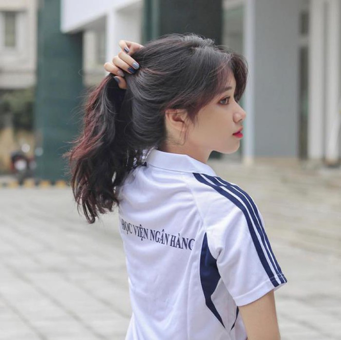 Chịu khó tương tác trên MXH, Diệu Anh cũng thường xuyên chia sẻ những câu chuyện đời thường. Mỗi hình ảnh và dòng trạng thái của của nữ sinh 10X trường Ngân hàng này đều nhận về “cơn mưa lời khen”