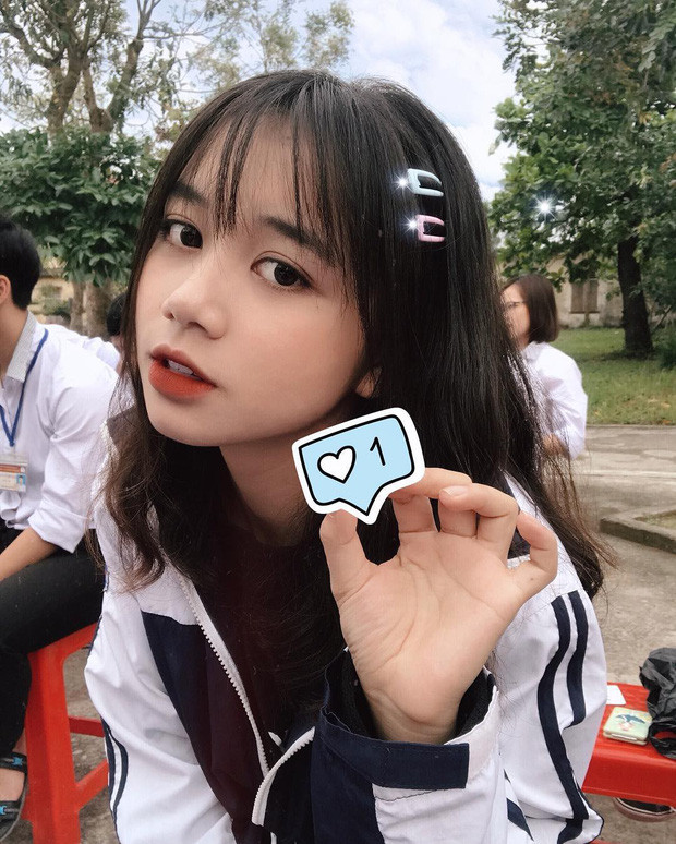 Thậm chí, ngay khi nhập học, Diệu Anh khiến CĐM được một phen náo loạn. Trên fanpage của Học viện Ngân Hàng thu hút sự quan tâm rất lớn với dòng trạng thái: “Sáng nay đi hỗ trợ nhập học mà mải nhìn em quá, quên hết cách viết hồ sơ để mà hướng dẫn em ý”.