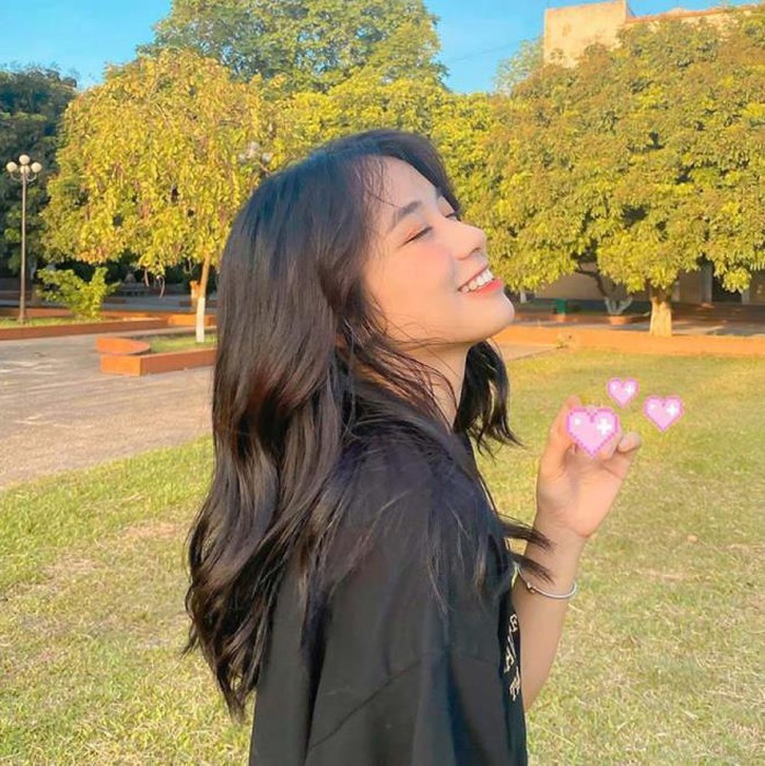 Nhờ ngoại hình ăn ảnh, 10X Học viện Ngân hàng được nhiều thương hiệu mời làm mẫu quảng cáo. Cô nàng có thể tự trang trải sinh hoạt phí nhờ nguồn thu nhập này.