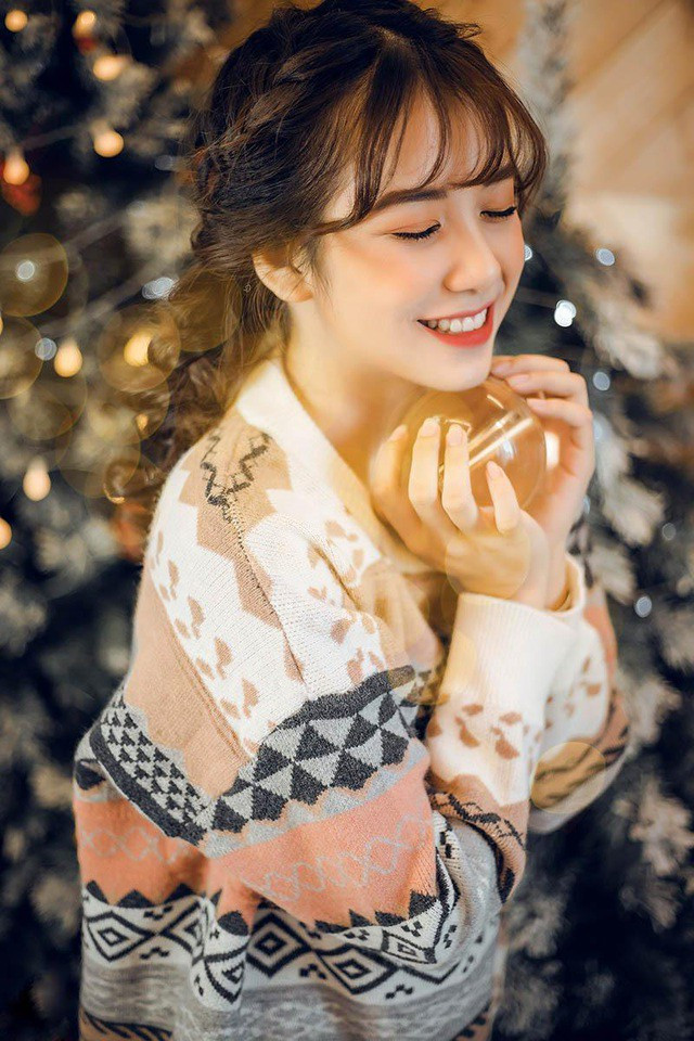 Sau khi được fanpage trường đăng tải, nữ sinh Học viện Ngân hàng tên Diệu Anh nhận được lượng tương tác khủng trên trang cá nhân. Hiện cô nàng có tới có hơn 123.000 người theo dõi.