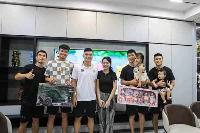 Ngoài ra, đầu năm 2021, ngay sau khi làm đám cưới xong, vợ chồng Xuân Mạnh cũng nhận về nhiều lời chúc mừng khi tậu một chiếc xe hơi tiền tỷ.