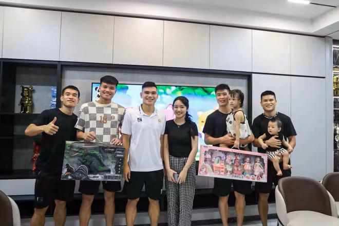 Ngoài ra, đầu năm 2021, ngay sau khi làm đám cưới xong, vợ chồng Xuân Mạnh cũng nhận về nhiều lời chúc mừng khi tậu một chiếc xe hơi tiền tỷ.