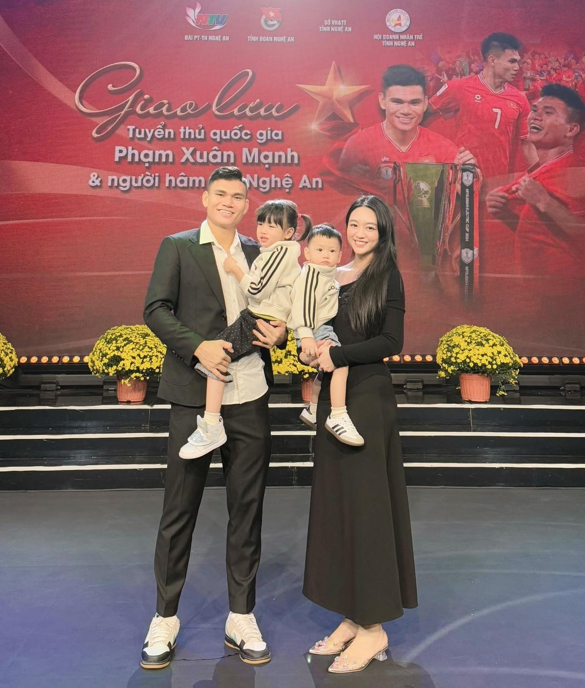 Mới đây, câu chuyện về cuộc sống nghèo khó ngày xưa nhà Xuân Mạnh cũng được gợi nhớ. Chia sẻ về những ngày đầu bước chân vào sự nghiệp cầu thủ của con trai, bà Phan Thị Hà kể lại gia đình tuy khó khăn nhưng luôn hết mình ủng hộ con trai.