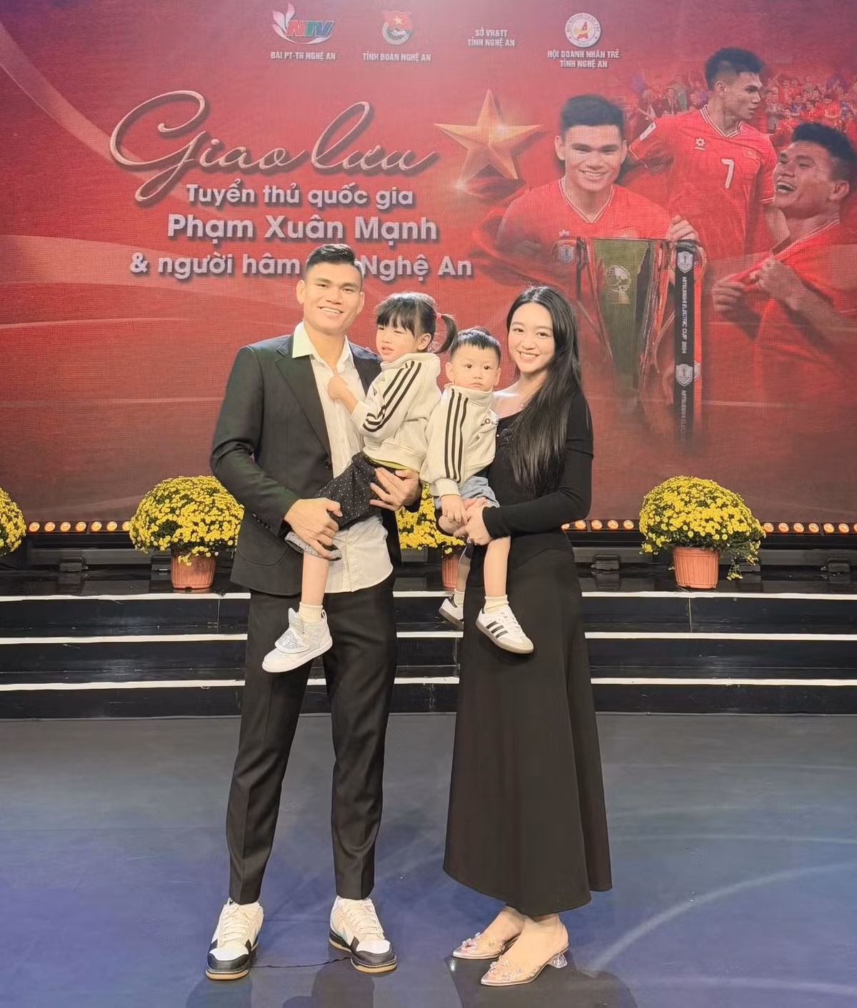 Mới đây, câu chuyện về cuộc sống nghèo khó ngày xưa nhà Xuân Mạnh cũng được gợi nhớ. Chia sẻ về những ngày đầu bước chân vào sự nghiệp cầu thủ của con trai, bà Phan Thị Hà kể lại gia đình tuy khó khăn nhưng luôn hết mình ủng hộ con trai.