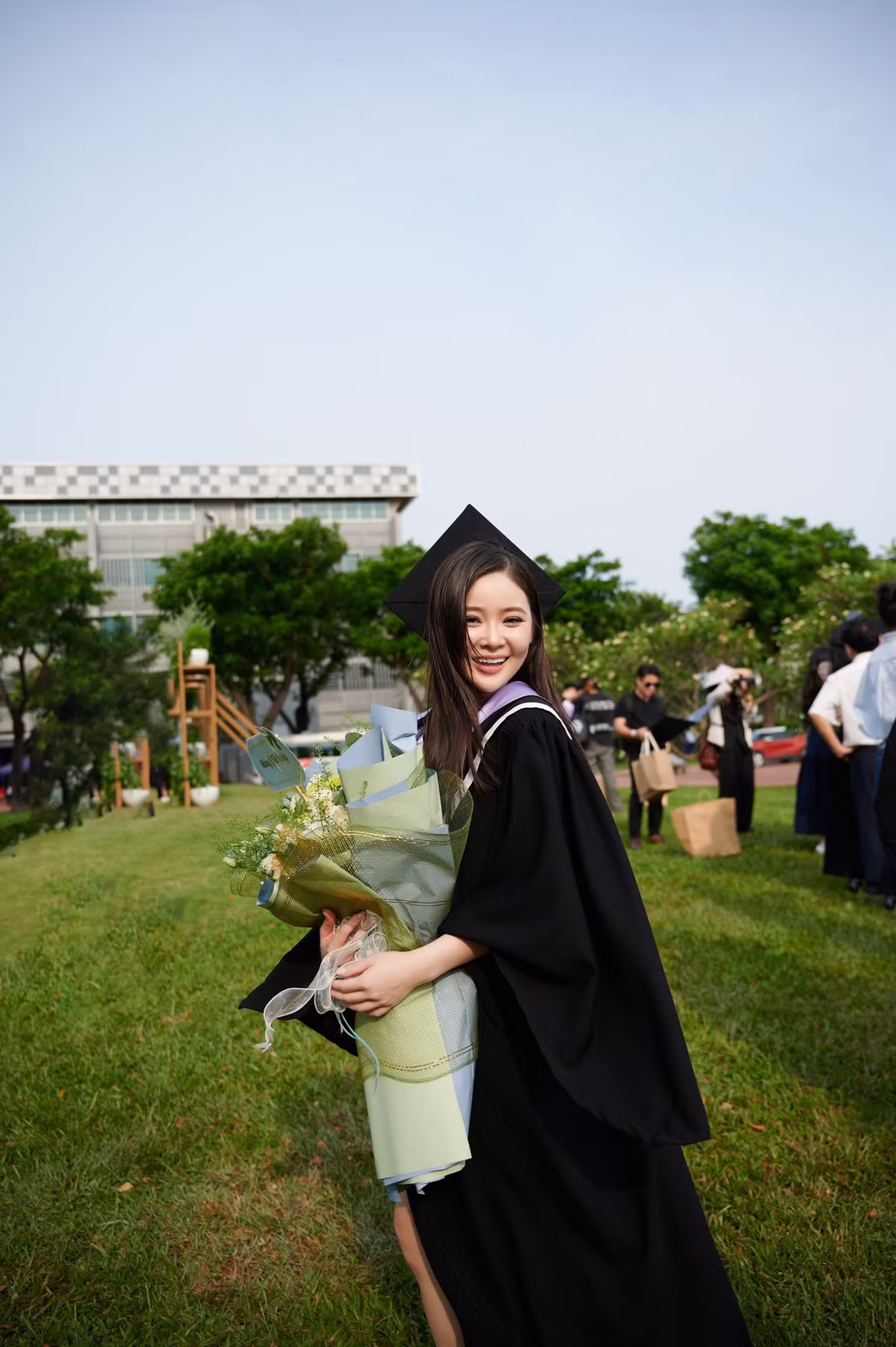 Trong chiếc áo cử nhân, nhan sắc của Thái Thảo Nguyên vẫn là điểm nhấn.