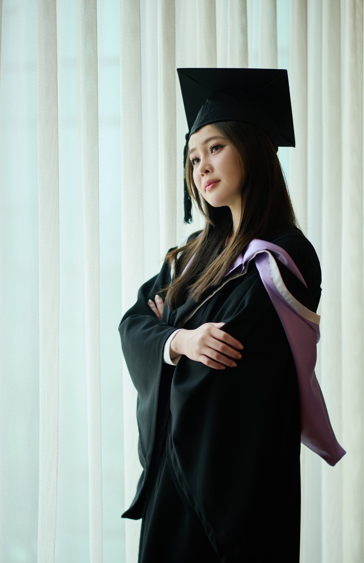 Những bài đăng đăng của Thảo Nguyên nhanh chóng thu hút nhiều sự quan tâm của người hâm mộ. Khoảng hở vừa phải trên váy càng làm tăng thêm vẻ quyến rũ, gợi cảm cho người đẹp này.