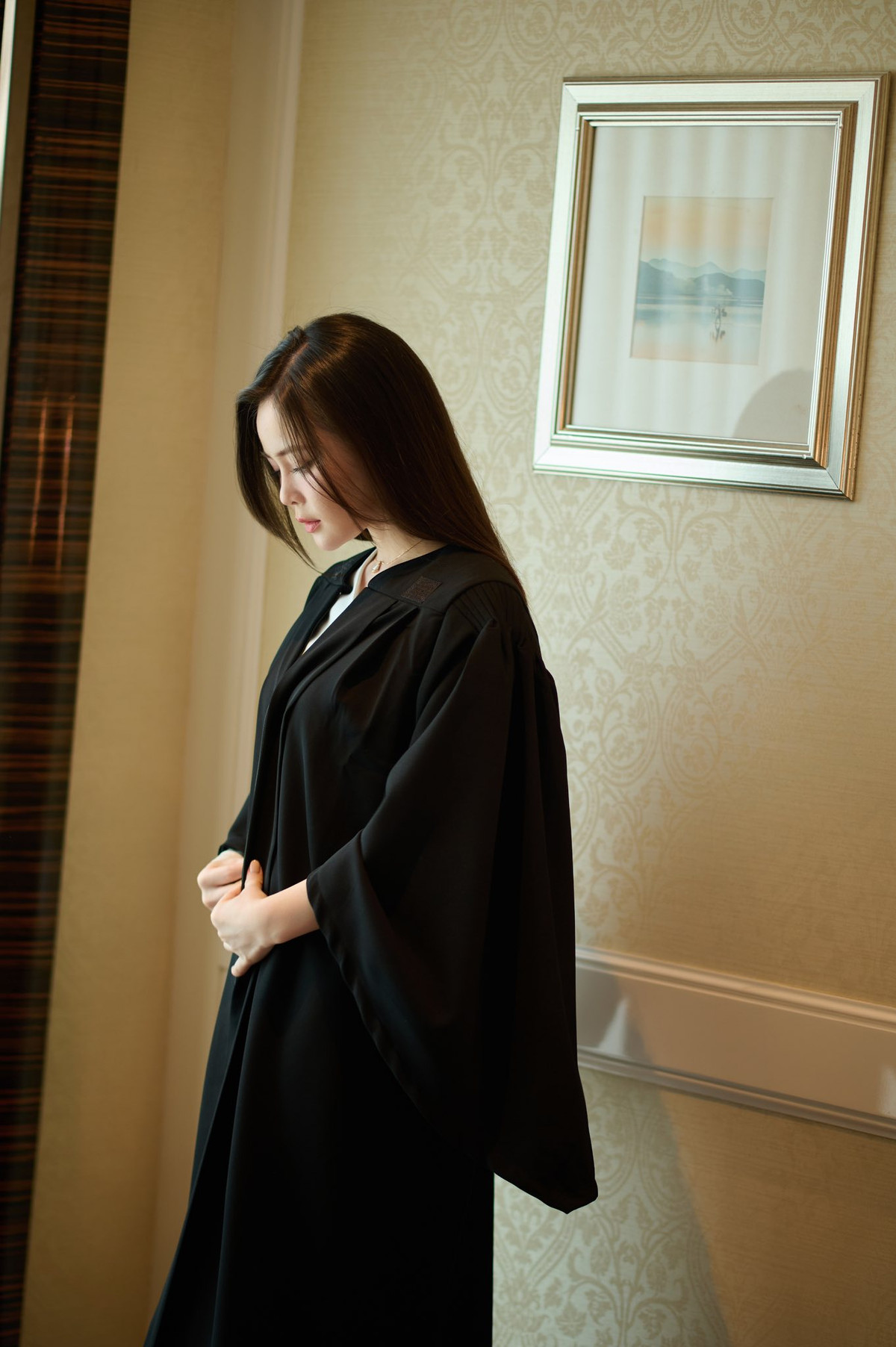 Vốn theo đuổi phong cách thời trang thanh lịch, ngọt ngào, xen lẫn gợi cảm trong chừng mực, lần diện mốt váy hở chân ngực này của Thái Thảo Nguyên được người hâm mộ nhận xét là khoe dáng đẹp quyến rũ nhất từ trước đến nay