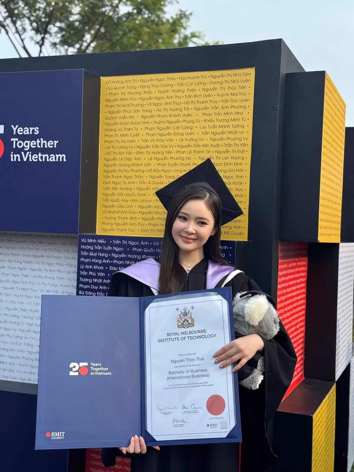 Thái Thảo Nguyên (sinh năm 1998, quê Đà Nẵng) nổi tiếng trên mạng xã hội với biệt danh "tiểu thư RMIT" hay "hot girl số 1 Đà Nẵng".