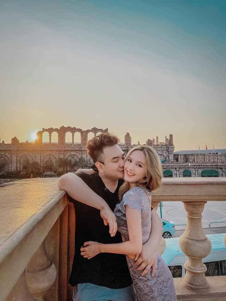 Hot girl thả bình luận hờ hững dưới bài đăng của chồng: "Riết nản không buồn nói".