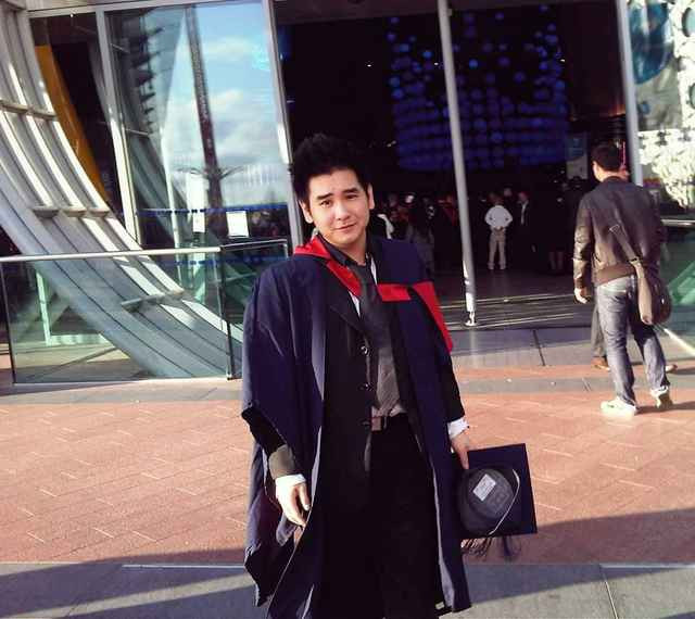 Diện mạo mới mẻ này không chỉ khiến người hâm mộ bất ngờ mà còn khiến cô vợ xinh đẹp Xoài Non của anh cảm thấy "ngao ngán".