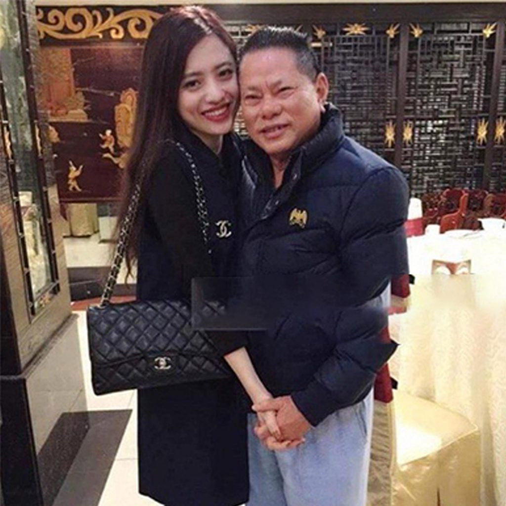 Phía gia đình ông Hoàng Kiều cũng ủng hộ chuyện tình của cha và sẵn sàng gọi Ngọc Trinh là "mẹ kế".