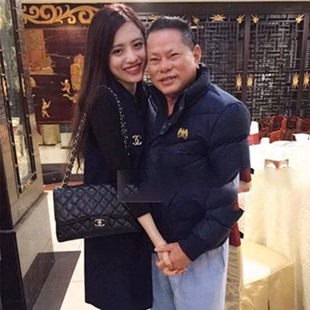 Phía gia đình ông Hoàng Kiều cũng ủng hộ chuyện tình của cha và sẵn sàng gọi Ngọc Trinh là "mẹ kế".