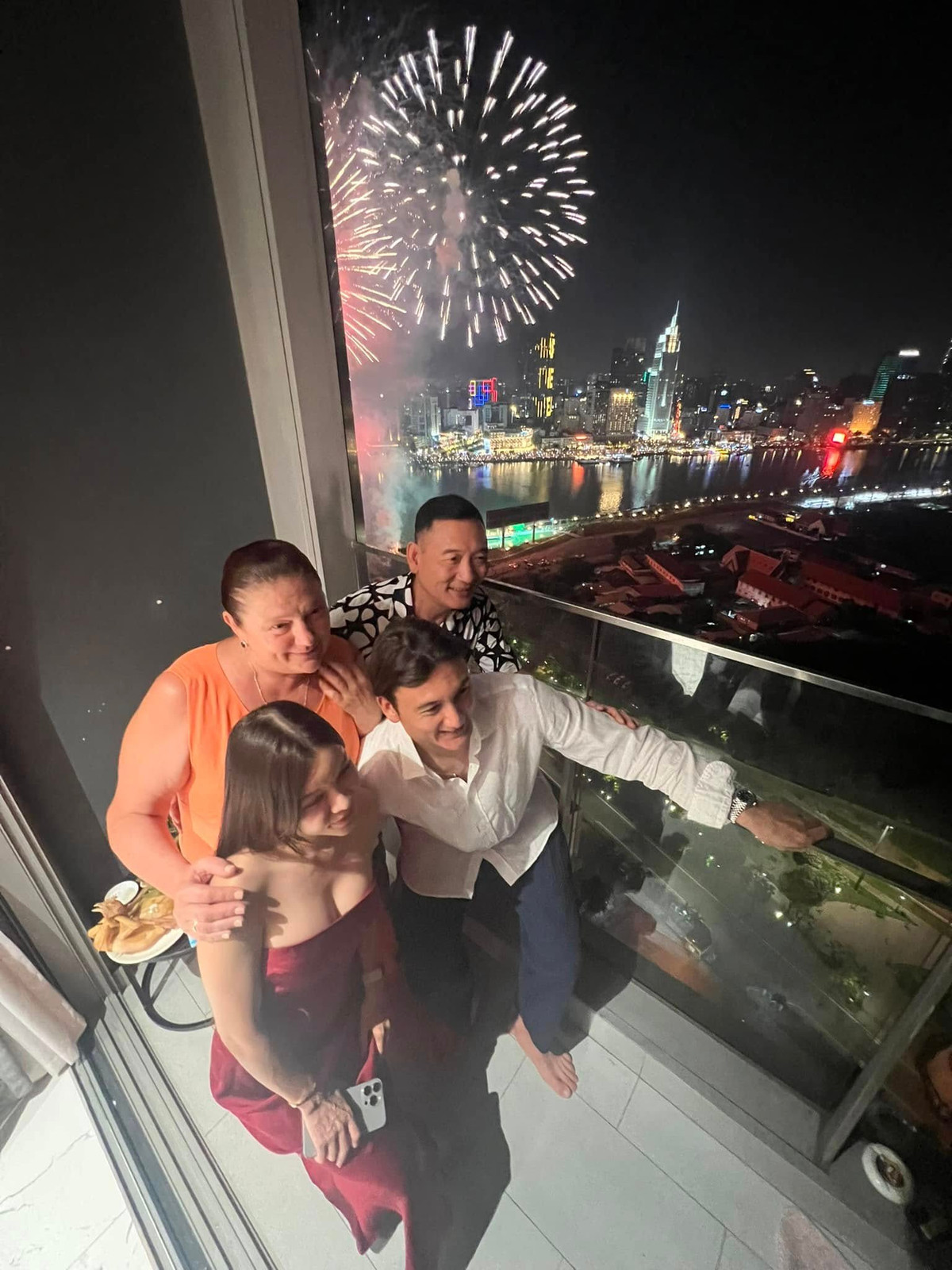 Nhiều NHM đã chúc mừng Đặng Văn Lâm bởi trong năm 2024, chàng thủ môn Việt kiều có cuộc sống viên mãn bên vợ và gia đình