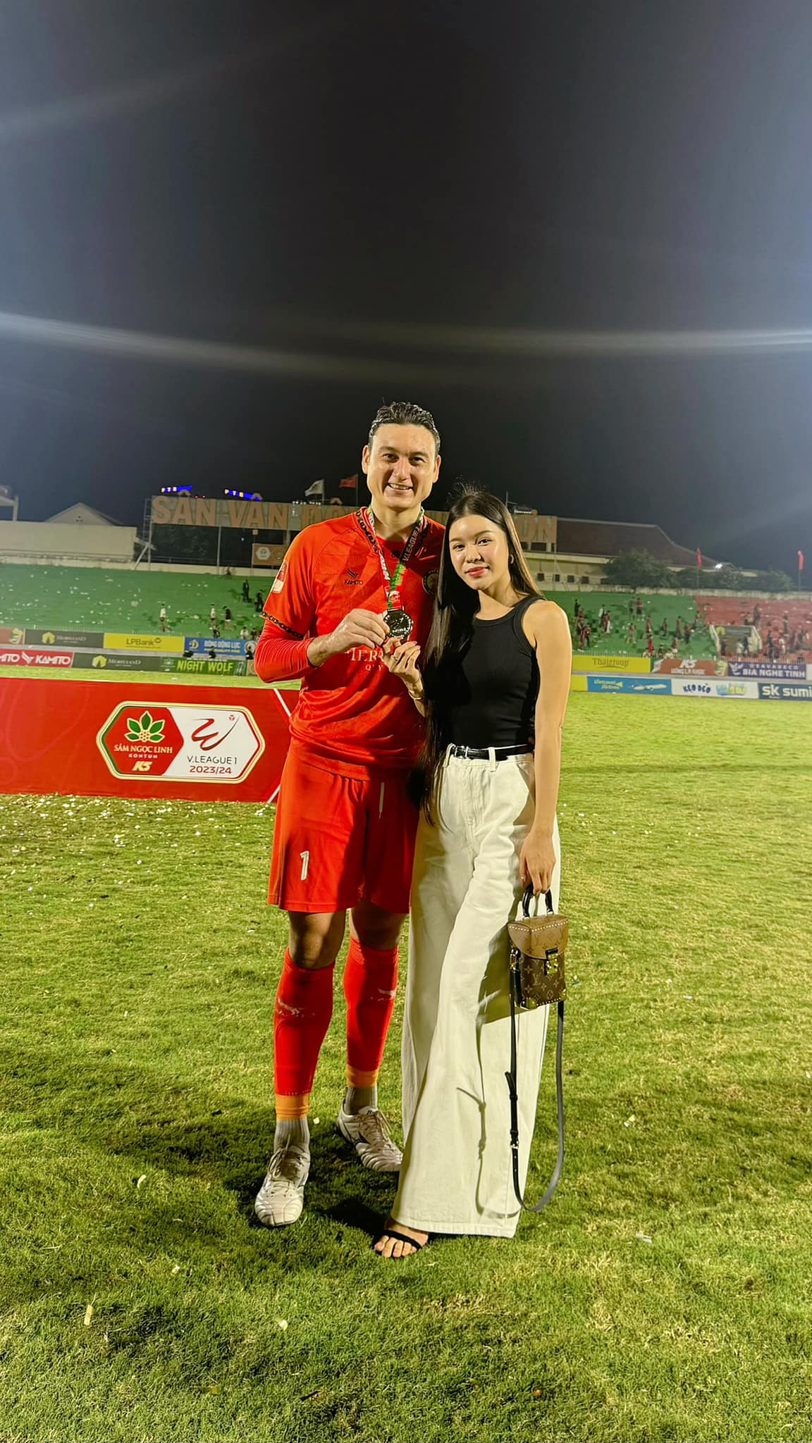 Bà xã Yến Xuân đã đồng hành cùng Văn Lâm qua nhiều năm