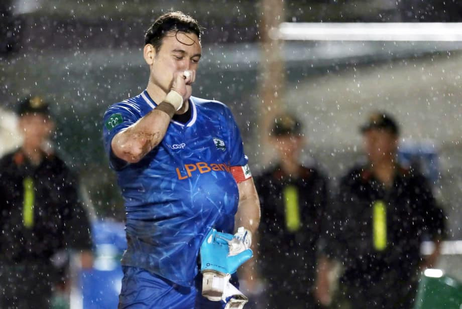 Văn Lâm ăn mừng bằng động tác bụng bầu thể hiện niềm vui khi sắp được lên chức "bố"