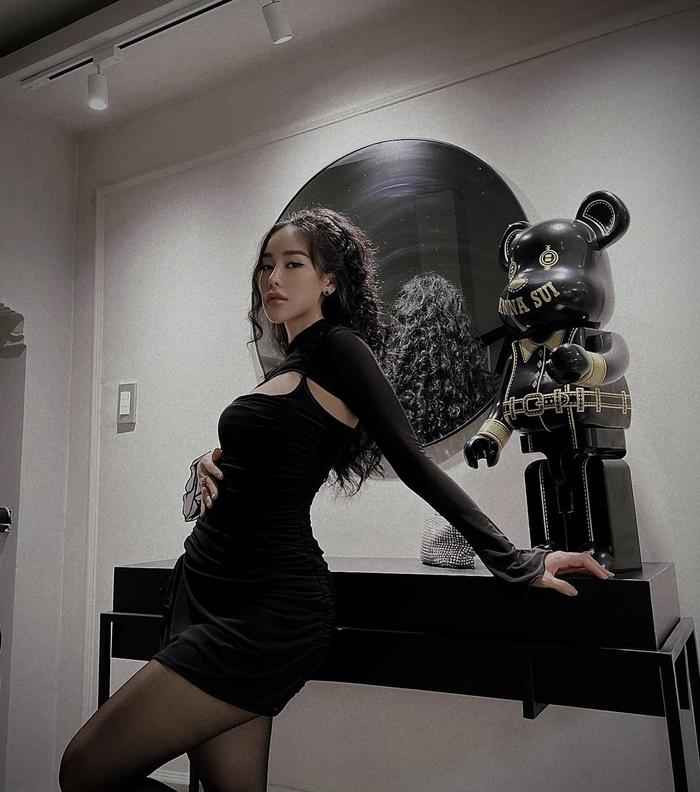 Thanh Thảo tiết lộ hiện tại cô cao 1m62 và nặng 50 kg. Đặc biệt, bạn gái trung vệ Schmidt sở hữu vòng 3 trái đào căng tròn, cực gợi cảm.