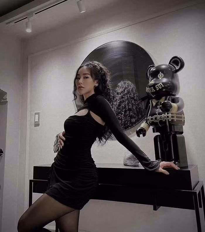 Thanh Thảo tiết lộ hiện tại cô cao 1m62 và nặng 50 kg. Đặc biệt, bạn gái trung vệ Schmidt sở hữu vòng 3 trái đào căng tròn, cực gợi cảm.