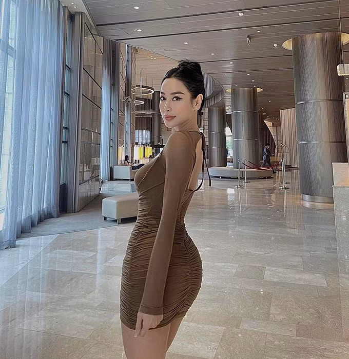 Helen Thanh Thảo được đánh là một trong những nàng WAG đẹp nhất của giới cầu thủ Việt Nam. Cô nàng sở hữu nhan sắc xinh đẹp cùng body bốc lửa “vạn người mê”.