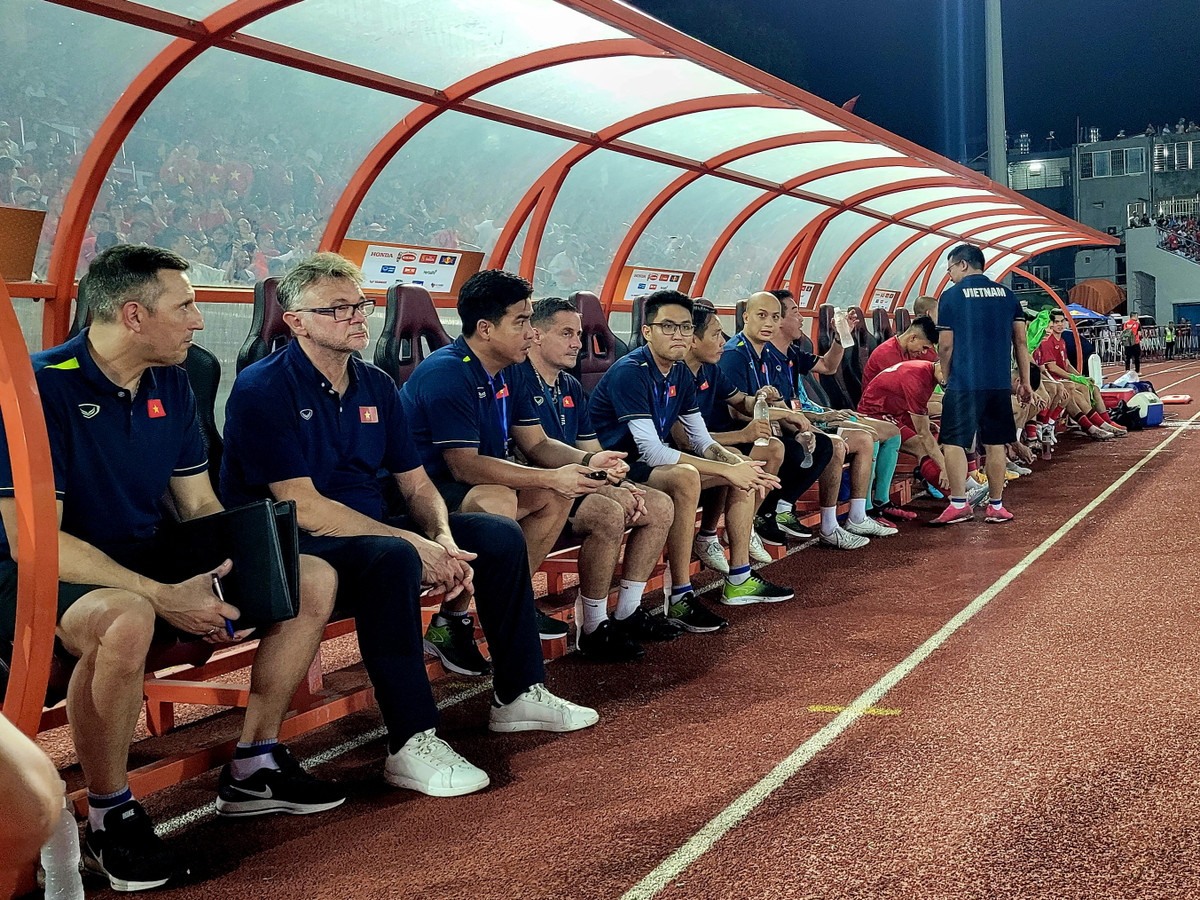 Doi tuyen Viet Nam thang nhe Hong Kong ngay ra mat HLV Troussier-Hinh-9