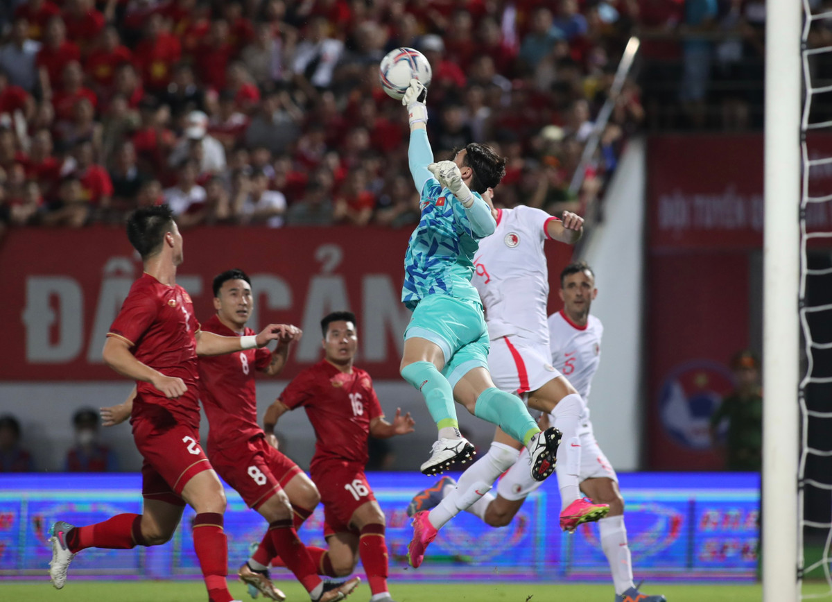 Doi tuyen Viet Nam thang nhe Hong Kong ngay ra mat HLV Troussier-Hinh-2