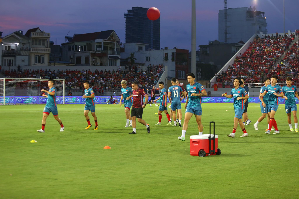 Doi tuyen Viet Nam thang nhe Hong Kong ngay ra mat HLV Troussier-Hinh-12