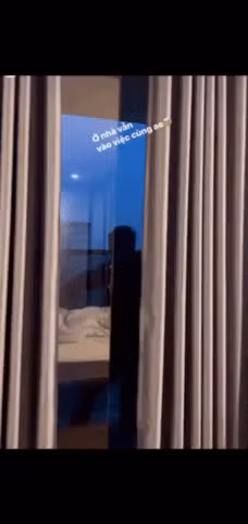 Đoạn video do chính Chu Thanh Huyền quay lại cảnh Quang Hải vui vẻ đứng ngắm mưa, chàng tiền vệ còn thoải mái nhảy nhót bên cửa kính nhìn ra ngoài trời.