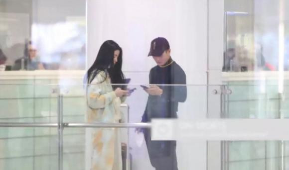 Câu chuyện Quang Hải và bạn gái sống chung 1 nhà không phải lần đầu được netizen nhắc tới. Còn nhớ trong khi nam cầu thủ thi đấu tại Pháp, Chu Thanh Huyền có thời gian dài sang theo và cả 2 lộ nhiều điểm khi quang cảnh đăng clip khá trùng hợp.