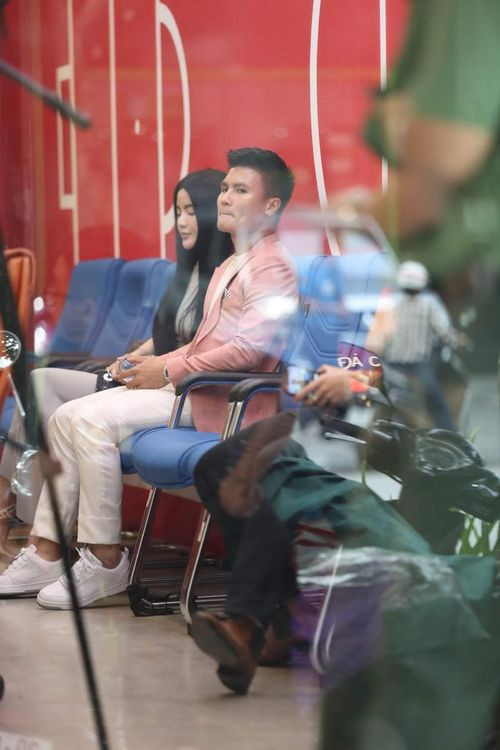 Chu Thanh Hueyefn xuất hiện trong ngày Quang Hải ký hợp đồng với CLB Công an Hà Nội.