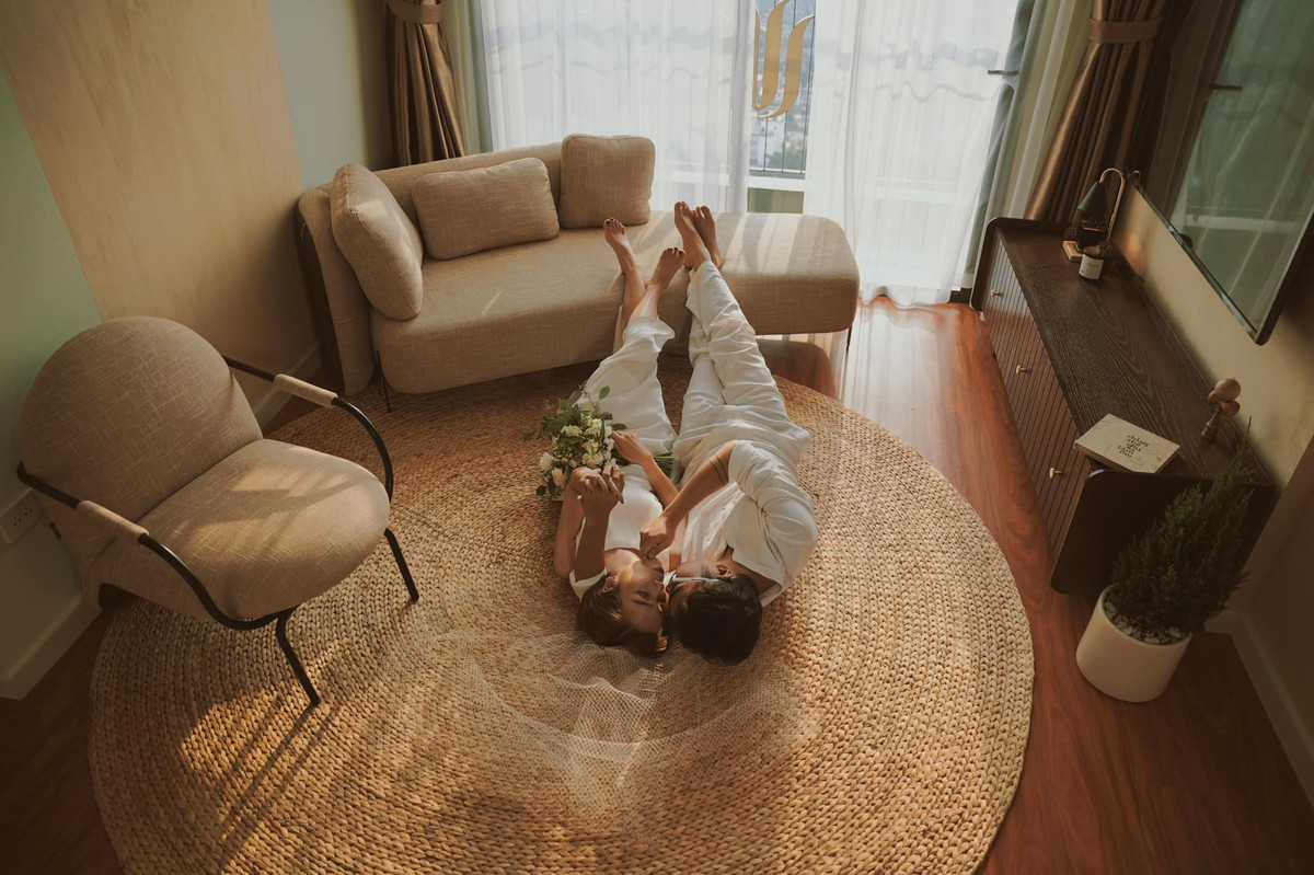 Thông qua bộ ảnh cưới giản dị, có cảm giác thân thuộc, MC Xuân Quỳnh muốn được lan tỏa cảm hứng sống, yêu bằng cách "vừa vặn" nhất với mình, hướng về những gì là gần, thật, tự nhiên nhất.