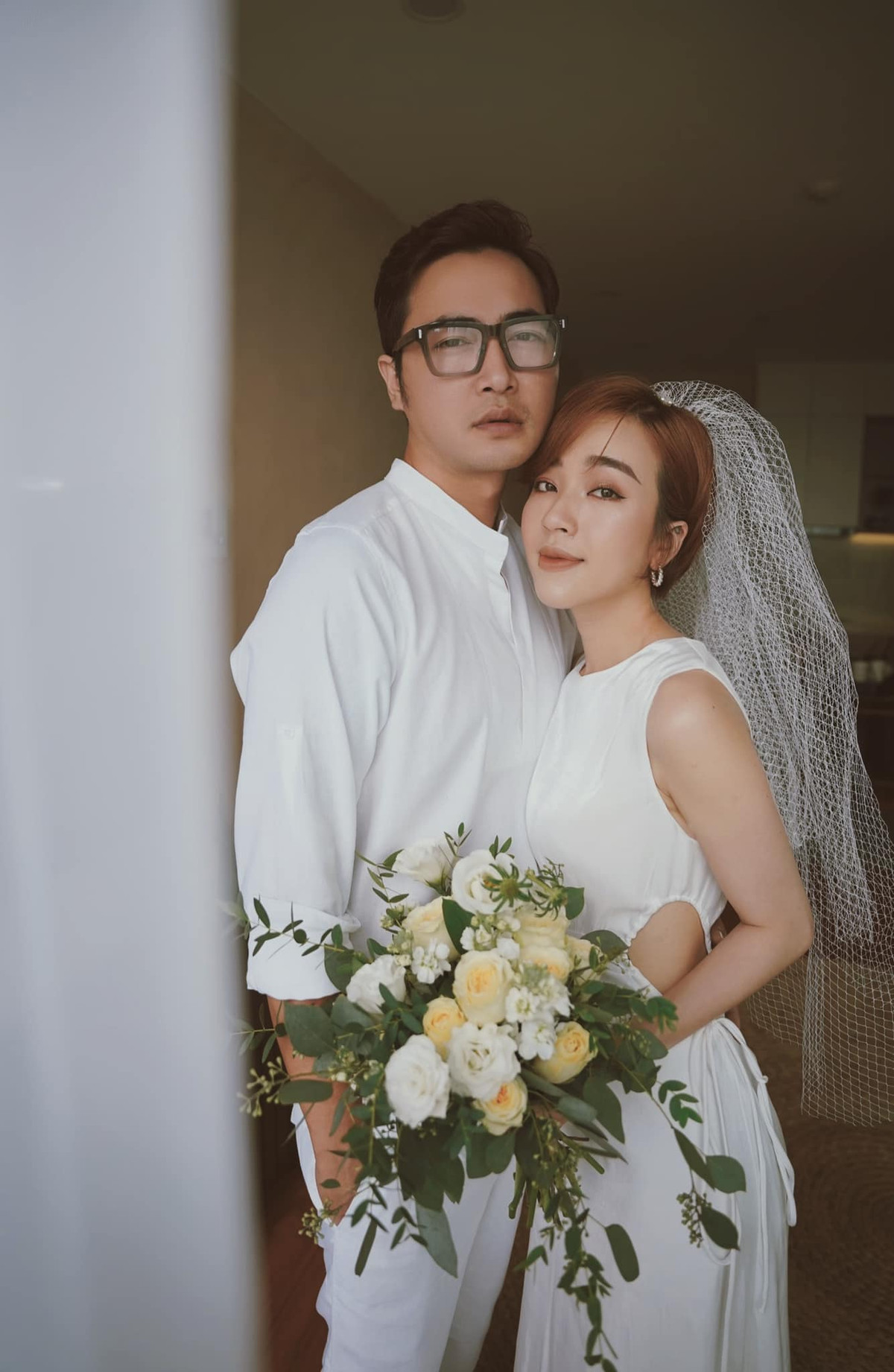 "Tuy nhiên, mình nghĩ, không phải "cố" để giữ cho nó bền vững bởi mọi thứ đều có thể xây lại, làm lại từ đầu. Đó cũng là cách nghĩ về cuộc sống của chúng mình, không nên "dựa" vào niềm tin cố hữu, hãy luôn trong tâm thế sẵn sàng đối mặt với bất cứ trở ngại, biến cố nào", nữ MC VTV nói.