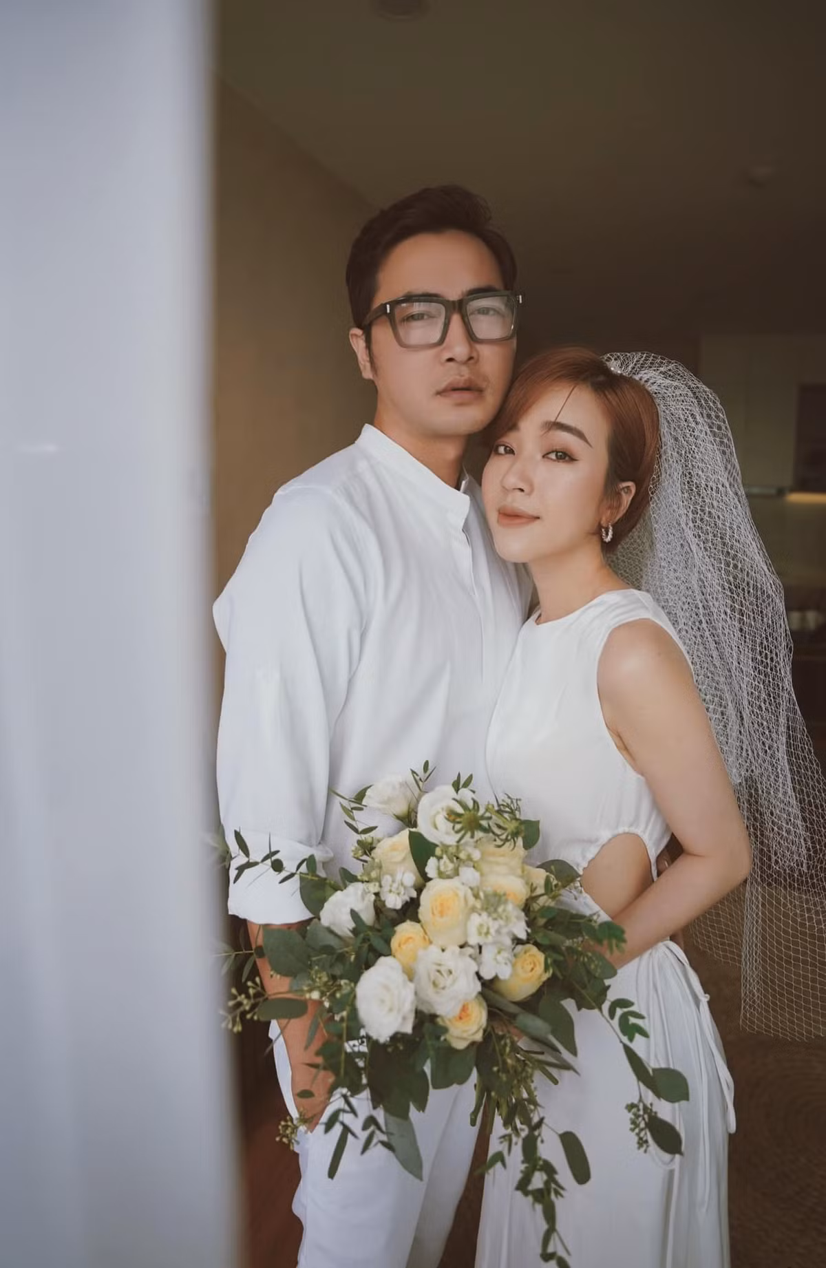 "Tuy nhiên, mình nghĩ, không phải "cố" để giữ cho nó bền vững bởi mọi thứ đều có thể xây lại, làm lại từ đầu. Đó cũng là cách nghĩ về cuộc sống của chúng mình, không nên "dựa" vào niềm tin cố hữu, hãy luôn trong tâm thế sẵn sàng đối mặt với bất cứ trở ngại, biến cố nào", nữ MC VTV nói.