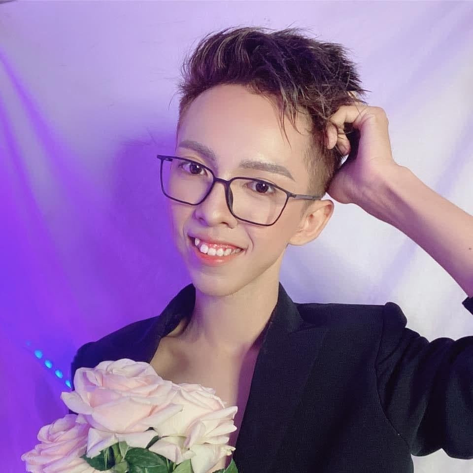 Mỗi lần xuất hiện trên kênh TikTok, Thành Ý đều để lại dấu ấn mạnh mẽ trong tâm trí người xem qua hình ảnh diện chiếc áo tím “huyền thoại”; gương mặt bộc lộ biểu cảm "khó ở" nhưng cực kì hài hước.