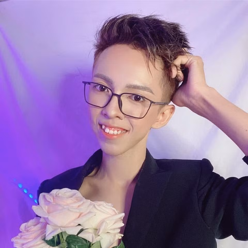 Mỗi lần xuất hiện trên kênh TikTok, Thành Ý đều để lại dấu ấn mạnh mẽ trong tâm trí người xem qua hình ảnh diện chiếc áo tím “huyền thoại”; gương mặt bộc lộ biểu cảm "khó ở" nhưng cực kì hài hước.