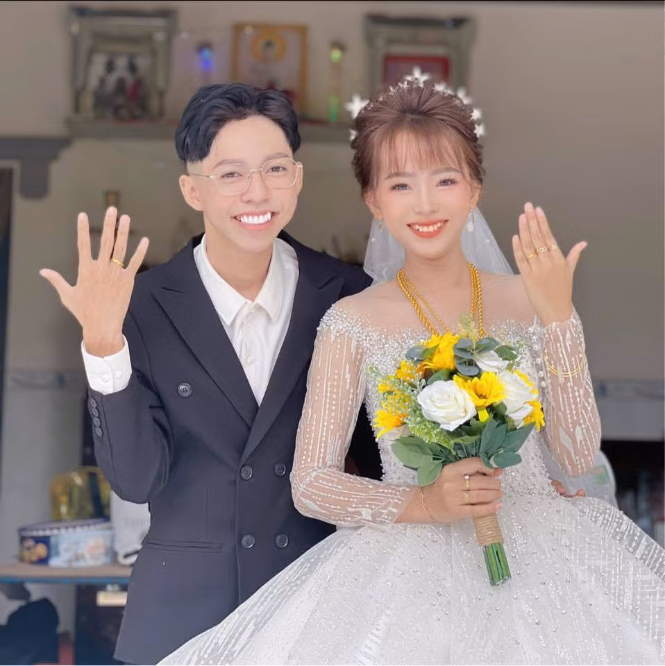 Theo thông tin được cập nhật trên trang cá nhân, “nửa còn lại” của Thành Ý là 1 chuyên viên trang điểm, hiện đang hỗ trợ anh phát triển thương hiệu make-up của cả 2.