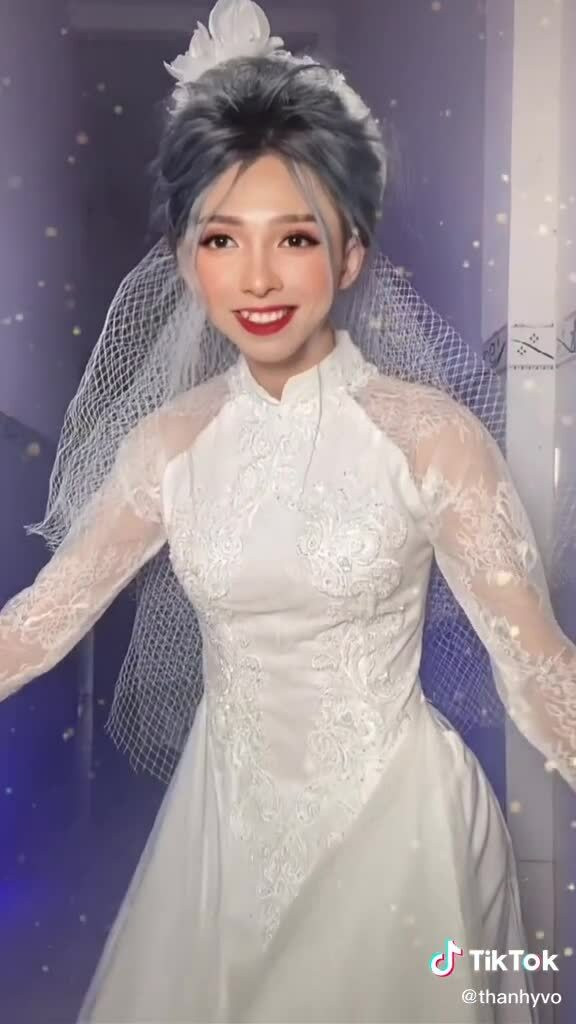 Trong quá khứ, nhiều netizen cho rằng Thành Ý thường “đóng khung” trong 1 nhân vật. Từng chia sẻ khéo léo về vấn đề này trên trang cá nhân, Thành Ý cho hay: “Thực sự thì bản thân mình cũng sợ rằng mọi người đã quá quen với hình ảnh Má Cám rồi. Điều này có thể khiến những thay đổi của mình khó được chấp nhận hơn. Đây cũng chính là lí do mình luôn cố gắng lồng ghép nhiều nhân vật vào các clip chứ không riêng gì nhân vật Má Cám”.