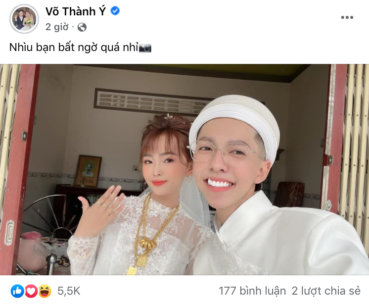Trong tấm hình thứ 2 được Thành Ý đăng tải, cả 2 đã thay bộ trang phục khác, song vẫn chọn gam trắng làm tông màu chủ đạo; gương mặt cũng lộ rõ vẻ rạng rỡ. Hình ảnh này khiến không ít netizen cảm thấy ngỡ ngàng vì chàng trai quê Trà Vinh chưa từng để lộ chuyện mình có bạn gái từ trước.