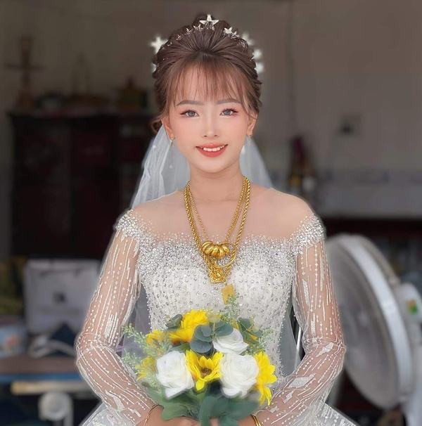 Cô gái trẻ xuất hiện bên cạnh Thành Ý sở hữu ngoại hình xinh xắn với làn da trắng cùng nụ cười duyên, được nhận xét là có ngoại hình tương xứng với nam TikToker.