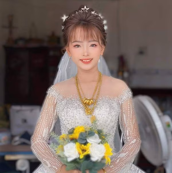 Cô gái trẻ xuất hiện bên cạnh Thành Ý sở hữu ngoại hình xinh xắn với làn da trắng cùng nụ cười duyên, được nhận xét là có ngoại hình tương xứng với nam TikToker.