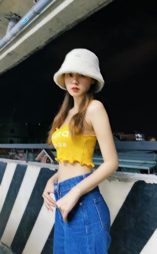 Không chỉ dừng lại ở hành động niềm nở đón chào, Midu còn cho biết, chú bảo vệ của ngân hàng còn hỏi cả phòng giao dịch có ai muốn mua bánh ủng hộ giùm cậu bé.