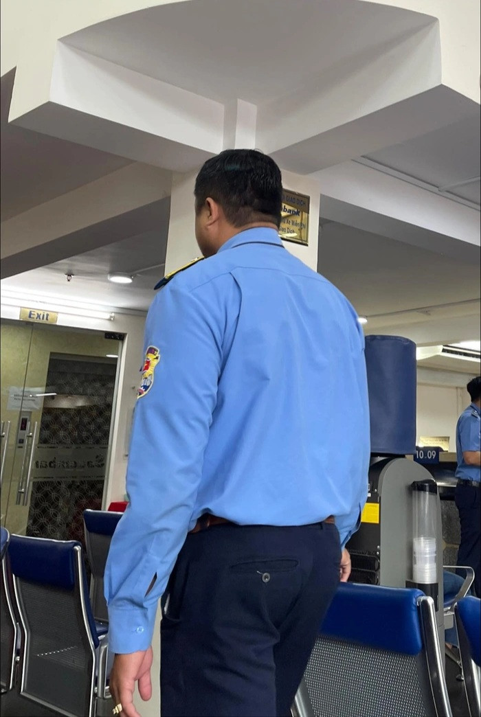 Rồi có 1 cậu bé bán bánh dạo cầm rổ bánh đi vào, mình tưởng anh ấy sẽ thái độ với cậu bé, ai dè ổng vẫn nguyên nét mặt niềm nở: “ Vô gửi tiền hả em ?". Hot girl Midu chia sẻ thêm.