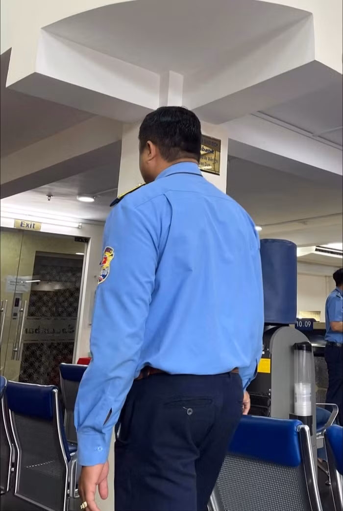 Rồi có 1 cậu bé bán bánh dạo cầm rổ bánh đi vào, mình tưởng anh ấy sẽ thái độ với cậu bé, ai dè ổng vẫn nguyên nét mặt niềm nở: “ Vô gửi tiền hả em ?". Hot girl Midu chia sẻ thêm.